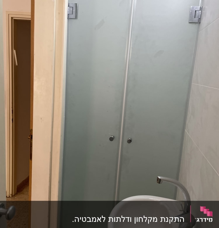 דלת זכוכית למקלחת עם ידית מתכת